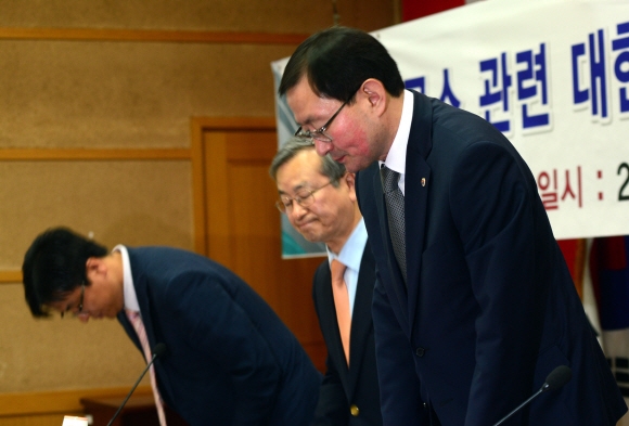 대한의사협회 추무진(오른쪽) 회장 등 의협 관계자들이 5일 서울 용산구 의협회관에서 메르스 의심 증상이 있는 종합병원 의사가 통제 없이 돌아다닌 것과 관련해 대국민 사과를 하고 있다. 강성남 선임기자 snk@seoul.co.kr 