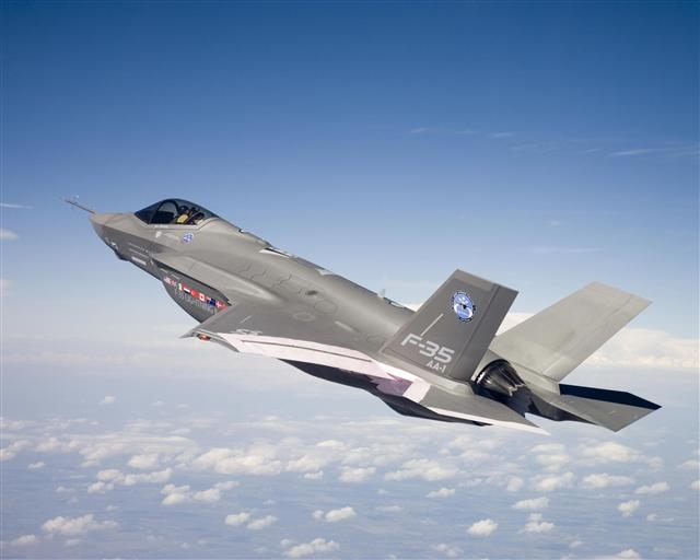 시험 비행 중인 F-35 모습. 서울신문 포토라이브러리