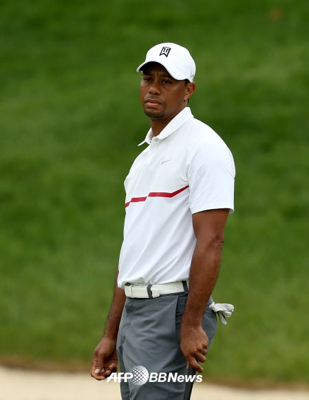 타이거 우즈, “저 시무룩한 표정은 뭐지...”