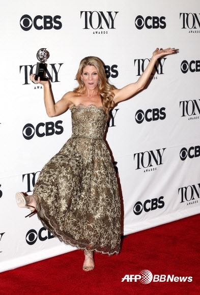 8일 미국 뉴욕 라디오시티 뮤직홀에서 열린  제69회 토니상 시상식에서 ‘왕과 나’(The King and I)로 뮤지컬 부문 여우주연상을 수상한 켈리 오하라(Kelli O’Hara)가 기뻐하고 있다. ⓒ AFPBBNews=News1