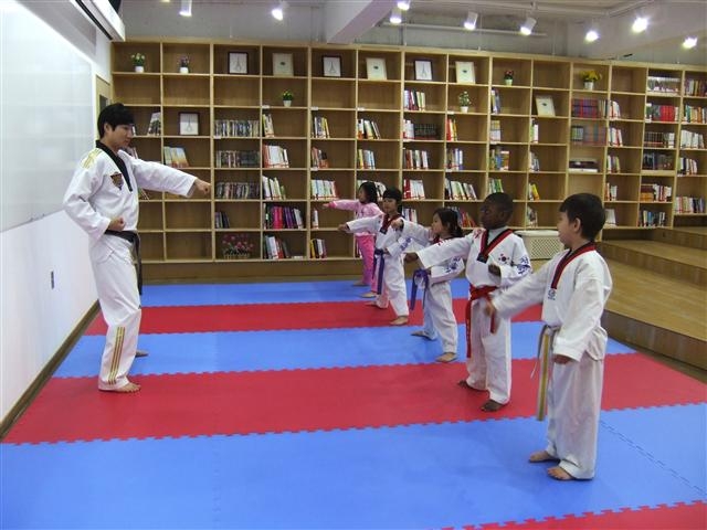 금천구 가산동의 금천글로벌빌리지센터에서 어린이들이 태권도 수업을 받고 있다. 금천구 제공 