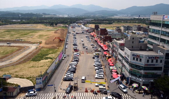 9일 메르스 확산방지를 위해 휴장한 경기도 성남시 모란민속시장이 한산한 모습을 보여주고 있다. 모란 5일장의 휴장은 지난해말 조류독감 예방을 위한 휴장에 이은 두번째다.   박지환 기자 popocar@seoul.co.kr