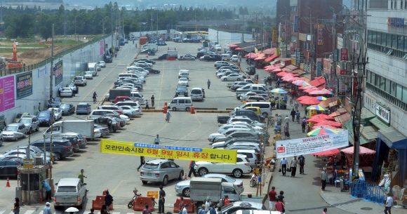 9일 메르스 확산방지를 위해 휴장한 경기도 성남시 모란민속시장이 한산한 모습을 보여주고 있다. 모란 5일장의 휴장은 지난해말 조류독감 예방을 위한 휴장에 이은 두번째다.   박지환 기자 popocar@seoul.co.kr