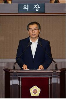 서울시의회 김현기 의원이 지난 8일 서울시의회 제260회 임시회 본회의에서 5분 발언을 통해 메리스 환자 및 가족에 대한 대책마련을 촉구하고 있다.   사진 서울시의회 제공