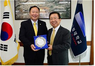 서울시의회 김인호 부의장(왼쪽)이 9일 원윤희 서울시립대학교 총장으로부터 ‘동대문구 테마가 있는 벽화마을 사업’에 기여한 공로로 감사패를 받았다.   사진 서울시의회 제공