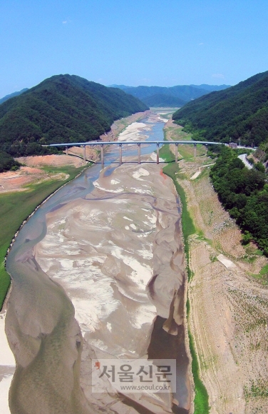 말라가는 소양호… 저 파란 하늘이 강물 됐으면