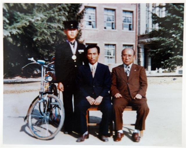 고교 시절 전국영농학생전진대회에서 수상한 김홍국(왼쪽) 하림그룹 회장이 교사들과 기념사진을 찍고 있다. 하림그룹 제공