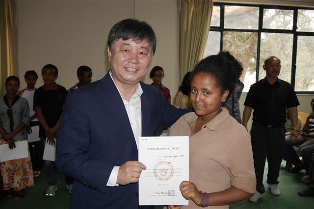 지난 4월 에티오피아 현지 점검을 위해 수도 아디스아바바를 방문한 최문순(왼쪽) 강원 화천군수가 새로 선발된 장학생과 만나 활짝 웃으며 증서를 들어 보이고 있다. 화천군 제공