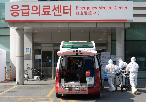 10일 오후 메르스 전담 추가 병원으로 지정된 동작구 서울시보라매병원 응급의료센터에서 메르스 의심환자가 응급의료센터로 들어가고 있다. 박윤슬 기자 seul@seoul.co.kr