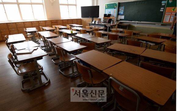 지난 2일 경기도내 한 초등학교가 휴업을 한 가운데 교실이 텅 비어 있다. 정연호 기자 tpgod@seoul.co.kr