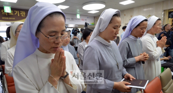 12일 서울 영등포구 여의도 성모병원에서 열린 메르스 치유 기원 미사에 참석한 수녀님들이 기도를 하고 있다.  박지환 기자 popocar@seoul.co.kr