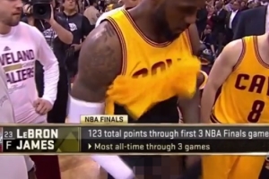 ‘킹’ 르브론 제임스 생중계 카메라에 팬티 속 깜짝 노출