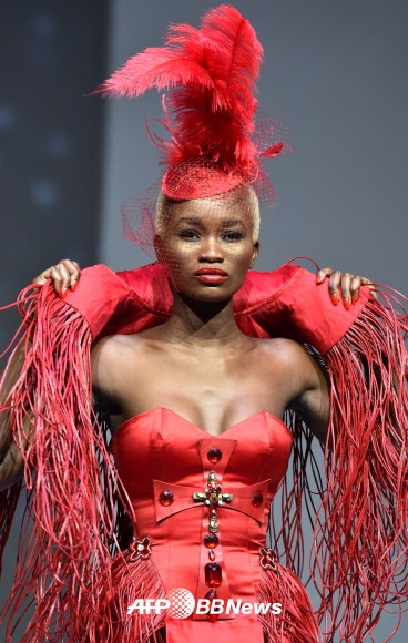 13일(현지시간) 아비장에서 열린 아프리카 패션 10 쇼(a Afrik Fashion 10 show) 중 카메룬 디자이너 Martial Tapolo의 작품을 모델이 선보이고 있다. ⓒ AFPBBNews=News1