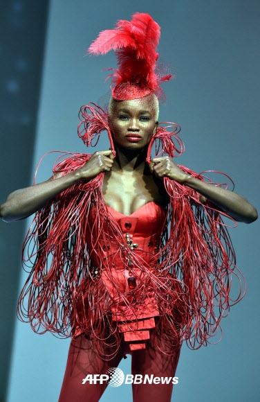 13일(현지시간) 아비장에서 열린 아프리카 패션 10 쇼(a Afrik Fashion 10 show) 중 카메룬 디자이너 Martial Tapolo의 작품을 모델이 선보이고 있다. ⓒ AFPBBNews=News1