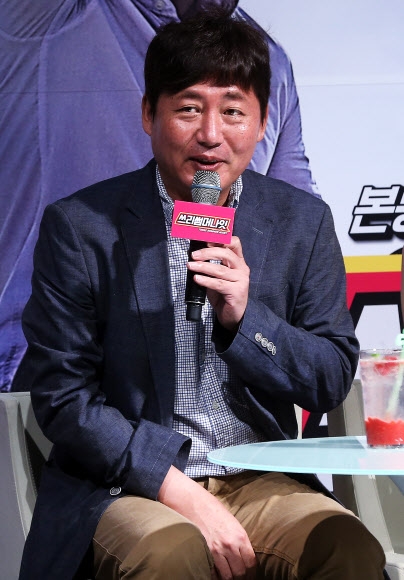 인사말하는 김상진 감독