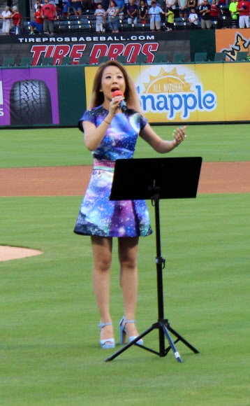 가수 양파, 애국가와 미국 국가 열창