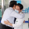 [포토] 의료진과 포옹하는 김무성 새누리당 대표