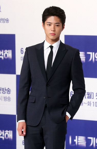 포즈 취하는 박보검