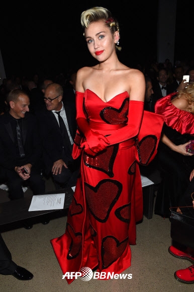 미국의 팝스타 마일리 사이러스가 16일(현지시간) 뉴욕시 스프링 스튜디오스에서 열린 에이즈연구재단 ‘암파르(amfAR)’ 갈라에 참석, 포즈를 취하고 있다. ⓒ AFPBBNews=News1