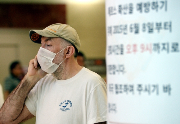 17일 오전 의료진 1명이 추가로 메르스 확진 판정이 나온 강동경희대병원에서 한 외국인이 마스크를 쓰고 있다. 도준석 기자 pado@seoul.co.kr