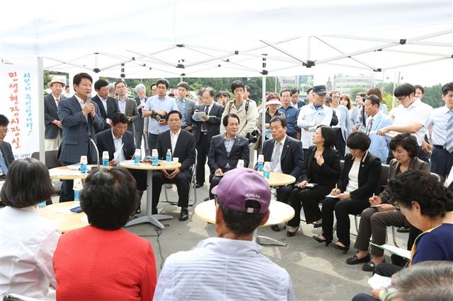 지난해 9월 16일 대구 동구 옛 대성산업 입구에서 열린 현장소통시장실에서 권영진(왼쪽) 대구시장이 안심연료단지 폐쇄 및 이전문제에 대한 입장을 밝히고 있다. 대구시 제공