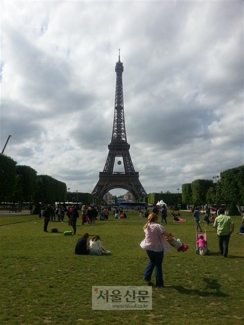 한 프랑스 엄마와 딸이 지난 3일 오후 파리 에펠탑 앞의 샹드마르스 공원에서 손 그네 놀이를 하고 있다. 프랑스 워킹맘들은 어린이집, 유치원, 학교 등이 쉬는 매주 수요일 오후에 휴가를 내고 자녀를 직접 돌보는 경우가 많다.