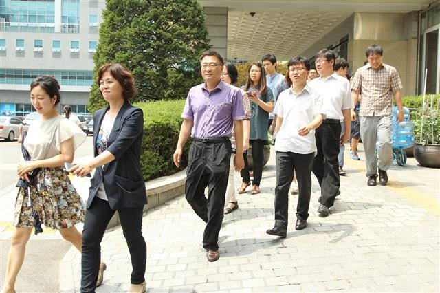 22일 서울 구로구 공무원들이 메르스로 인해 경기침체를 겪는 지역의 식당을 이용하러 나가고 있다. 구로구는 22, 23, 24, 26일 나흘에 걸쳐 구청 구내식당 문을 닫는다. 구로구 제공