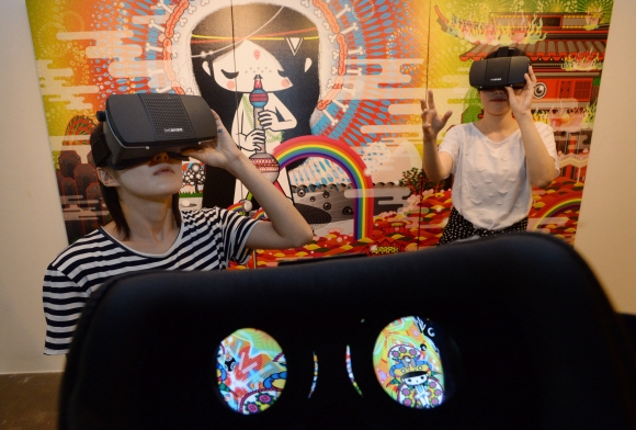 23일 서울 종로구 통의동 갤러리 팔레드 서울에서 열리고 있는 팝아티스트 조세민씨의 ‘초임계유체’ 전시회를 찾은 관람객들이 가상현실 기기를 착용하고 360도 3D VR 작품을 감상하고 있다. 이번 전시는 다음달 3일까지 계속된다. 손형준 기자 boltagoo@seoul.co.kr