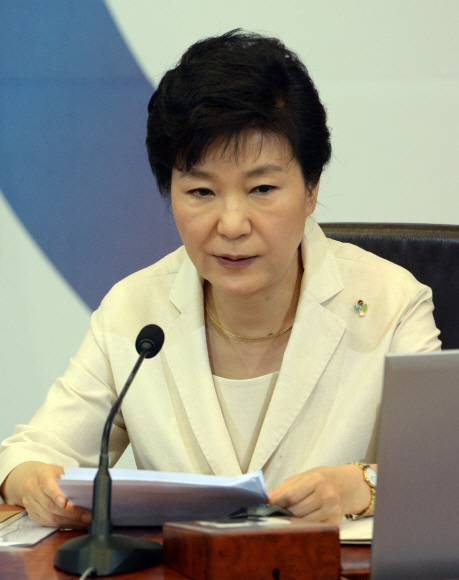 박근혜 대통령이 25일 청와대에서 열린 국무회의에서 모두발언을 하고있다.  안주영 기자 jya@seoul.co.kr