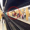 美 지하철 선로 넘으려던 男 망신 ‘톡톡’