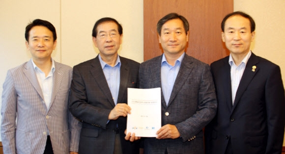 28일 서울의 한 호텔에서 수도권매립지 4자 협의체 기관장들이 매립지 사용 연장 합의를 한 뒤 기념사진을 찍고 있다. 왼쪽부터 남경필 경기도지사, 박원순 서울시장, 유정복 인천시장, 윤성규 환경부 장관. 연합뉴스