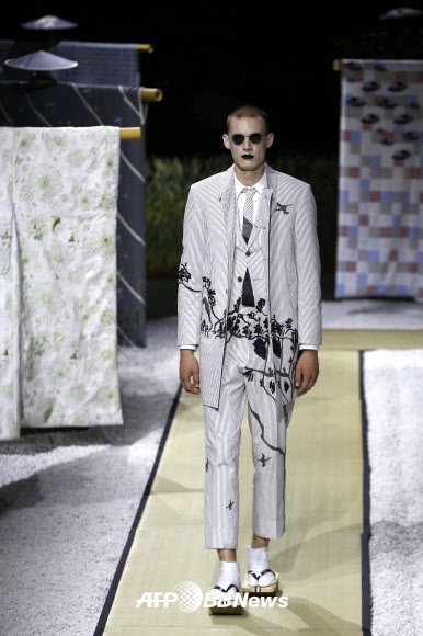 28일(현지시간) 프랑스 파리에서 열린 디자이너 ‘톰 브라운(Thom Browne) S/S 맨즈 컬렉션’에서 모델이 의상을 선보이고 있다. ⓒ AFPBBNews=News1