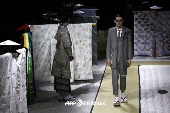 28일(현지시간) 프랑스 파리에서 열린 디자이너 ‘톰 브라운(Thom Browne) S/S 맨즈 컬렉션’에서 모델이 의상을 선보이고 있다. ⓒ AFPBBNews=News1