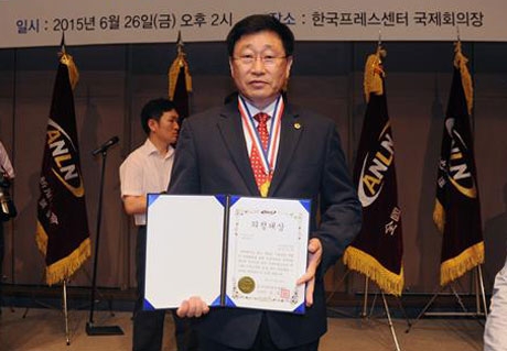 김기대 서울시의원이 지난 26일 한국프레스센터 20층 국제회의장에서 열린 시상식에서 광역의원 부문  ‘의정대상’을 수상했다.  사진 서울시의회 제공