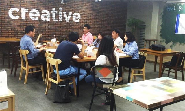 29일 관악구의 ‘용꿈 꾸는 일자리카페’에서 사회적기업 창업에 관심 있는 청년들이 모여 이야기를 나누고 있다. 관악구 제공 