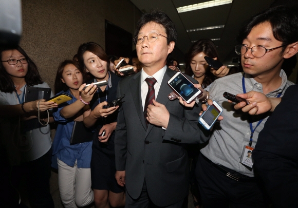 유승민 새누리당 원내대표가 1일 오전 국회에서 비공개로 열린 최고중진연석회의가 끝난 뒤 회의장을 나서며 기자들의 질문을 받고 있다.  김명국 전문기자 daunso@seoul.co.kr