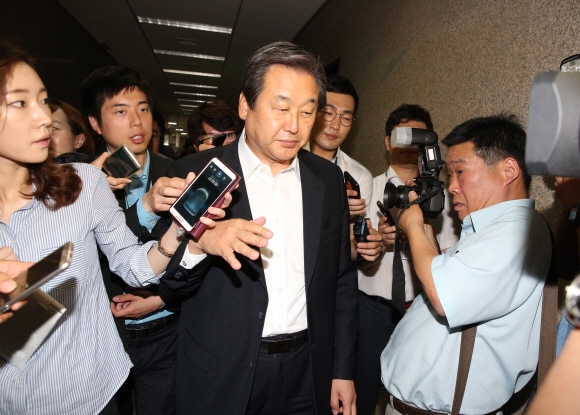 7월 1일 오전 열린 새누리당 비공개 최고중진연석회의가 끝나고 잠시나온 김무성대표가 기자들에 둘러쌓여 질문을 받고있다. 김명국 전문기자 daunso@seoul.co.kr