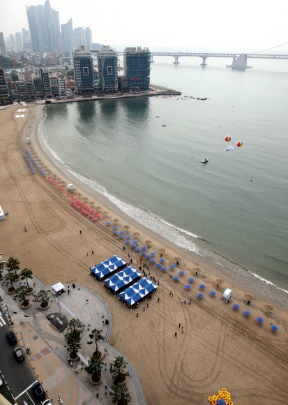 한 달 늦은 광안리의 여름 인사