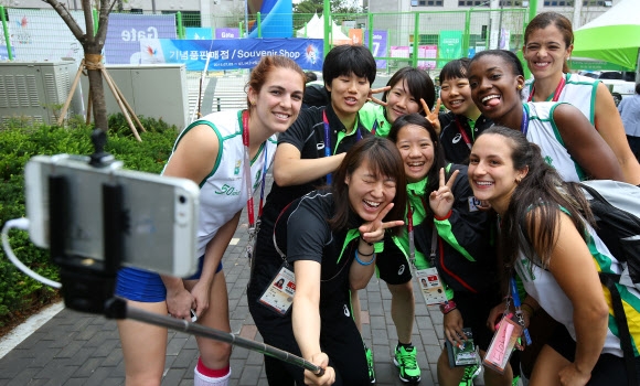 일본 펜싱 선수들과 콜롬비아 배구팀 선수들이 1일 선수촌에서 열린 입촌식에서 셀피(자가촬영사진)를 찍고 있다.  광주 연합뉴스