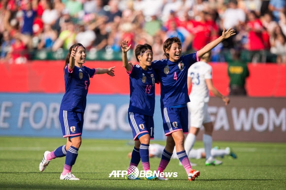 1일(현지시간) 캐나다 에드먼턴의 커먼웰스 스타디움에서 열린 2015 FIFA 여자 월드컵 준결승에서 일본이 잉글랜드를 2-1로 꺾고 결승에 올랐다. 사진은 승리 후 기뻐하는 일본 선수들. ⓒ AFPBBNews=News1