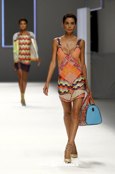 1일(현지시간) 스페인 바르셀로나에서 열린 ‘080 바르셀로나 패션위크(080 Barcelona Fashion Week)’ 행사에서 모델이 패션 브랜드 쿠스토 바르셀로나 컬렉션을 선보이고 있다. ⓒ AFPBBNews=News1
