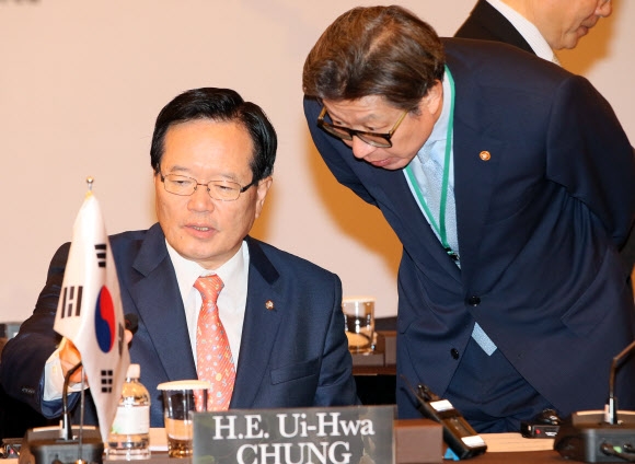 논의하는 정 의장과 박형준 사무총장