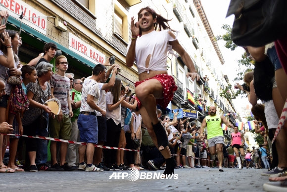 2일(현지시간) 스페인 마드리드에서 열린 ‘하이힐 달리기 대회’ 참가자가 레이스를 펼치고 있다. ⓒ AFPBBNews=News1