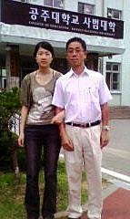 지난해 세월호 참사로 목숨을 잃은 김초원(왼쪽)씨가 대학 시절 모교인 공주대 사범대학 앞에서 아버지 김성욱씨와 함께 찍은 사진. 연합뉴스