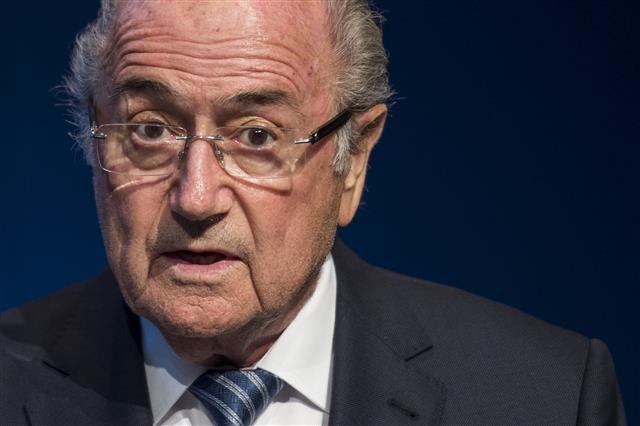제프 블라터 국제축구연맹(FIFA) 회장이 5일 2018년 러시아와 2022년 카타르의 월드컵 유치 과정에 프랑스와 독일 대통령들이 정치적 압력을 넣었다고 주장했다. 사진은 블라터가 지난달 2일 스위스 취리히 FIFA 본부에서 열린 기자회견에서 사의를 표하고 있는 모습이다. AP 연합