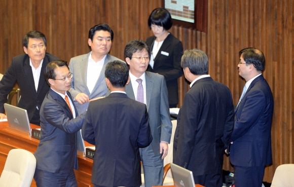 새누리당 김무성 대표와 유승민 원내대표가 6일 국회 본회의장에서 대화를 하고 있다. 김명국 기자 daunso@seoul.co.kr