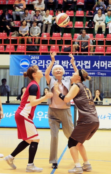 한국 농구의 살아 있는 레전드 박신자씨가 6일 강원 속초에서 열린 2015 우리은행 박신자컵 서머리그 개막전에서 시구를 하고 있다. WKBL 제공