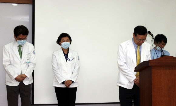 메르스 진원지인 경기 평택성모병원 이기병(오른쪽 두 번째) 원장이 6일 재개원 입장을 밝히면서 고개 숙여 사과하고 있다. 평택성모병원 제공