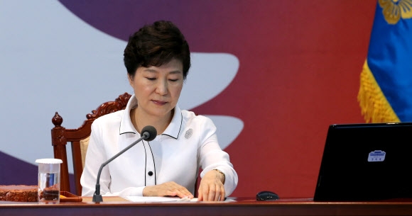 박근혜 대통령이 7일 청와대에서 열린 영상국무회의에서 자료를 보고 있다.    연합뉴스