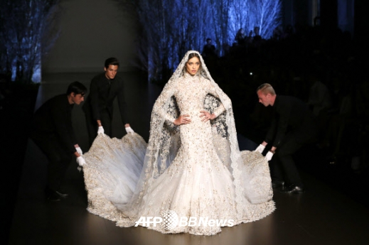 [포토] 혼자서는 버거운 드레스…그러나 ‘아름다워’